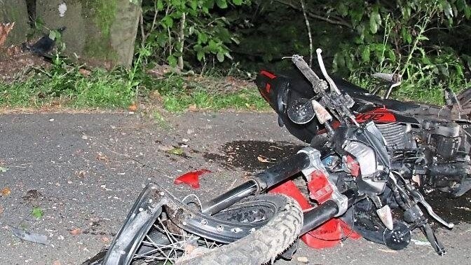 Ein Mann prallte mit seinem Motorrad gegen einen Baum und wurde dabei schwer verletzt.
