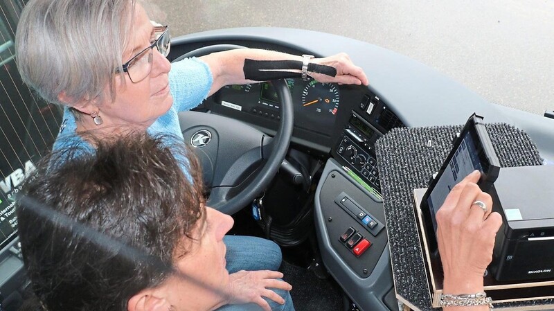 Landrätin Rita Röhrl nimmt auf dem Fahrersitz Platz und lässt sich das Ticketsystem erklären.