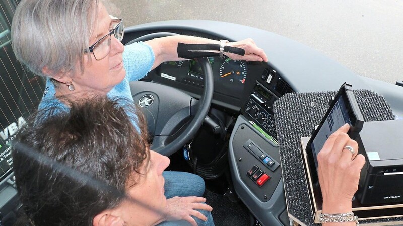 Landrätin Rita Röhrl nimmt auf dem Fahrersitz Platz und lässt sich das Ticketsystem erklären.