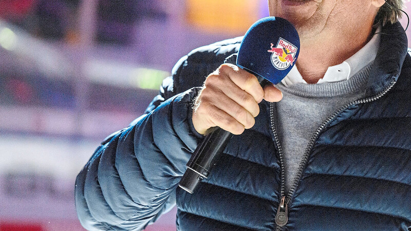 "Ich liebe, was ich tue - und ich denke, das merken die Zuschauer auch genau", sagt Stadionsprecher Stefan Schneider, der seinen Vertrag beim Meister EHC Red Bull München verlängert.  Foto: City-Press/ho