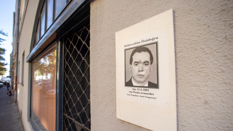 Eine Gedenktafel mit dem Abbild des vom NSU ermordeten Abdurrahim Özüdogru hängt am Tatort in der Innenstadt an einer Hauswand.