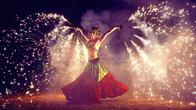 Eine spektakuläre Lichtshow mit Akrobatik, Tanz und Feuer bieten "LaLuzFirecircus" aus Aiglsbach.