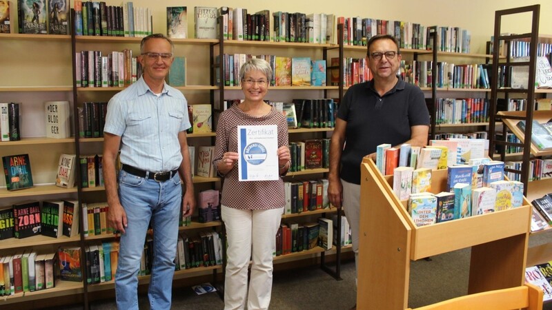 Bibliotheksleiterin Johanna Englmeier (Mitte) mit den Vertretern der Träger, Pfarrer Dr. Werner Konrad (li.) und Bürgermeister Franz Wittmann (re.).