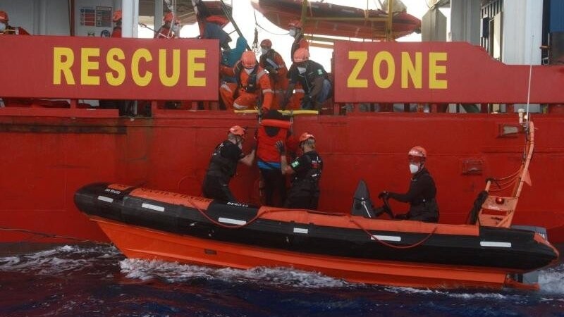 Seenotretter helfen einem Flüchtling auf das Seenotrettungsschiffs "Sea-Eye 4".