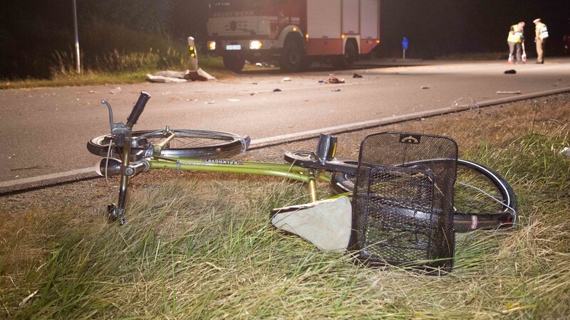 Bei einem schweren Unfall in Dingolfing ist am Sonntagabend ein Radfahrer lebensgefährlich verletzt worden. (Fotos: FD)