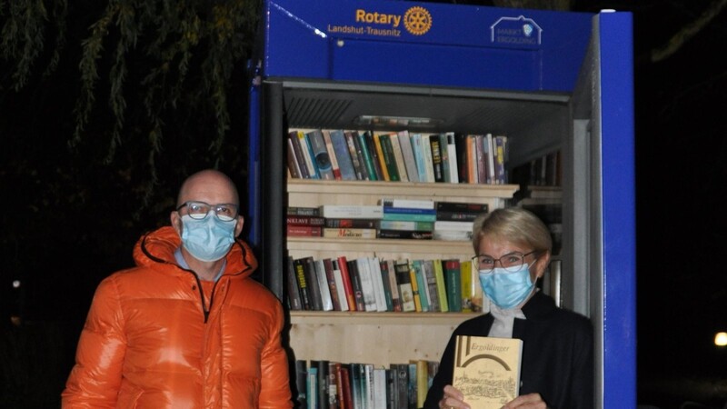 Bürgermeister Andreas Strauß und Peggy Füger freuen sich über die beiden neuen blauen Bücherschränke.