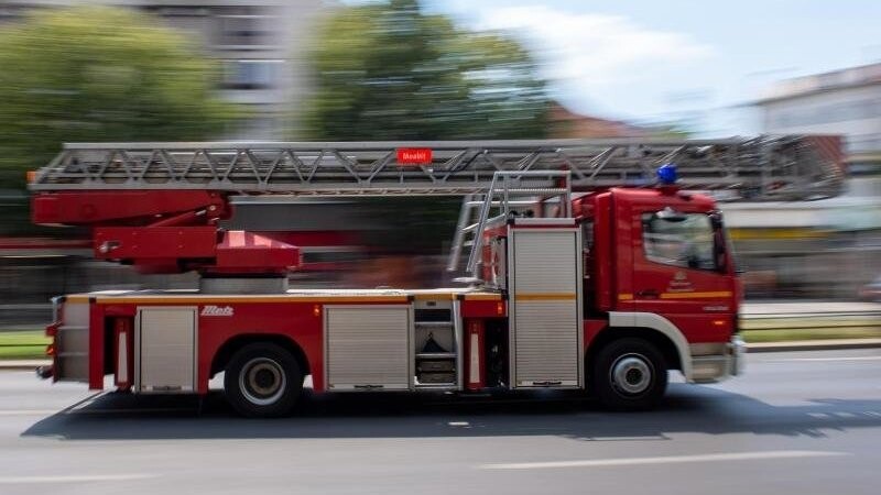 Ein Feuerwehrauto fährt mit Blaulicht zu einem Einsatz.
