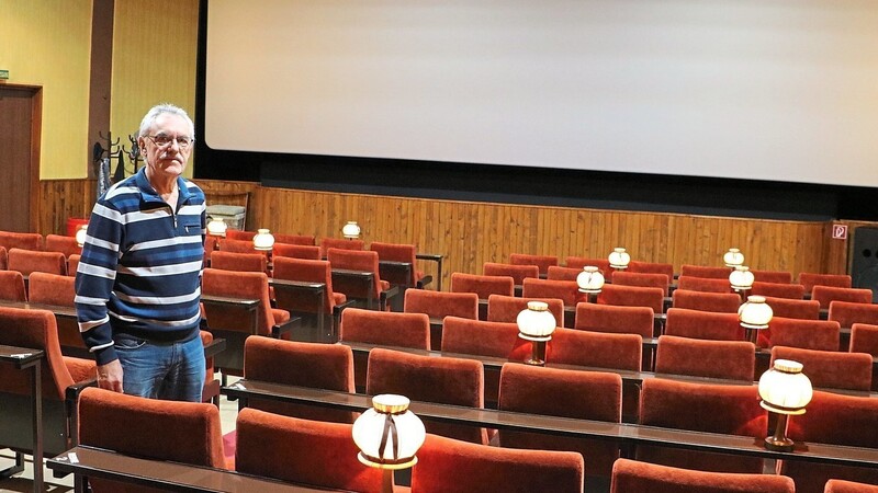Hoffen auf sinkende Inzidenzen: Die 140 Sitzplätze im Kinosaal würde Betreiber Norbert Büchele gerne einmal wieder auslasten. Momentan dürfen nur 35 Personen eine Vorstellung besuchen - natürlich getestet.