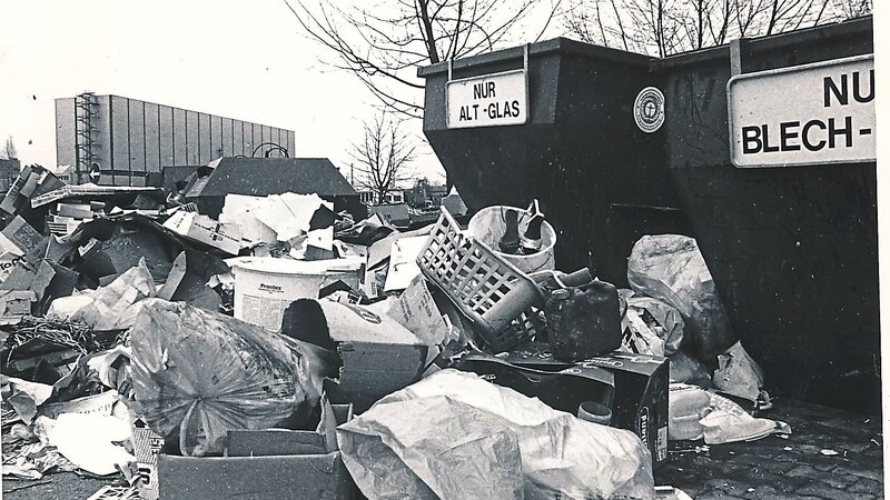 Müllentsorgung in den 80er Jahren: Containerstandort in der Dingolfinger Bahnhofstraße.