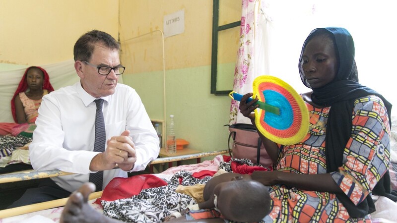 Entwicklungsminister Gerd Müller bei einem früheren Besuch in einer afrikanischen Gesundheitseinrichtung.