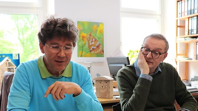 Raimund Schoberer vom Bund Naturschutz (li.) und Josef Gerl vom Landesbund für Vogelschutz üben starke Kritik am Vorgehen der Stadtverwaltung bezüglich des Areals der Schlämmteiche.