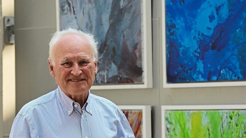Erwin Huber wird 75. Das Interview zu seinem Geburtstag fand im Kastenhof-Café statt. Das Foto wurde in der Ausstellung der Isargilde gemacht. Gefragt, welches Bild spontan zu ihm passen würde, wählte Huber die Werke von Werner Claßen aus.