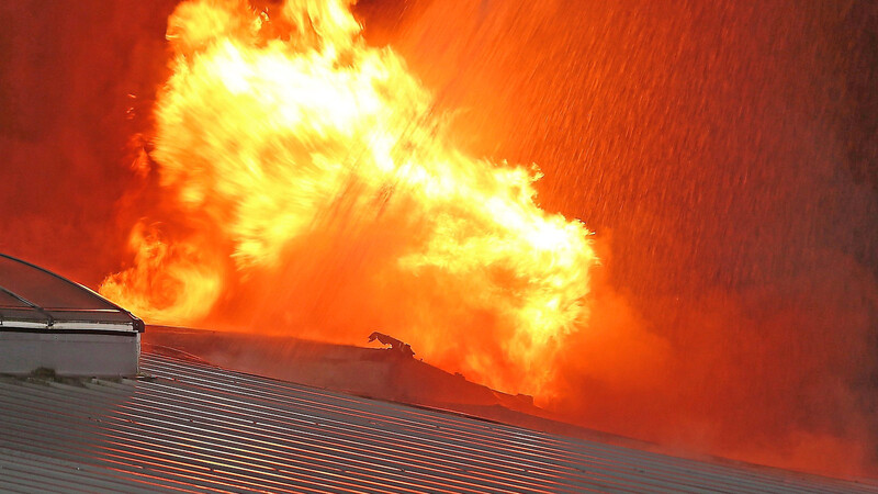 Brände bekämpfen gehört zu den Aufgaben der Feuerwehren. Die Kosten für die Einsätze trägt der Steuerzahler.