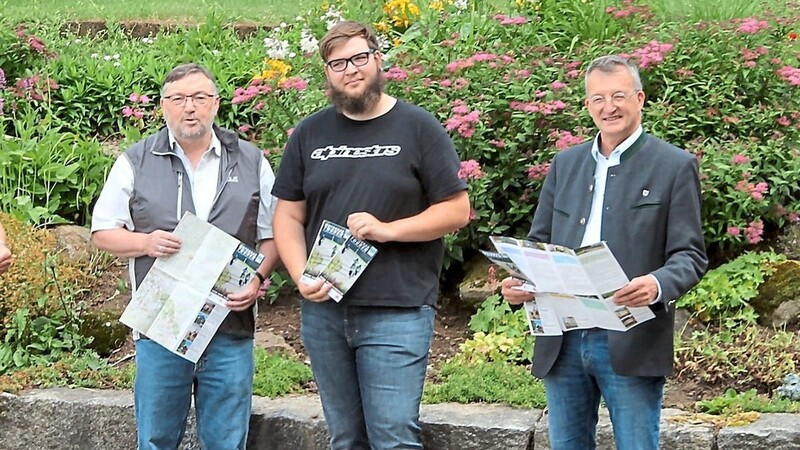 Hans Ruhland, Alois Nock, Maximilian Blume-Nock und Bürgermeister Markus Ackermann sind mit der neuen Tourenkarte mehr als zufrieden.