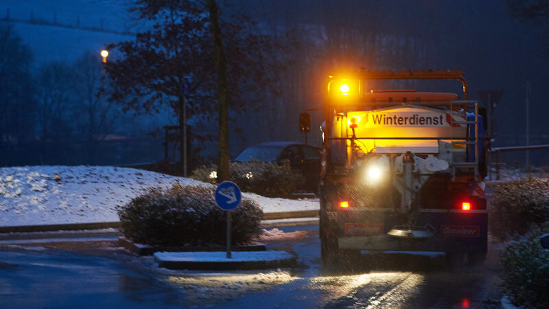 Ein Streufahrzeug fährt am 15.01.2016 in Herdecke (Nordrhein-Westfalen) über eine Straße. Über Nacht waren einige Zentimeter Schnee gefallen.