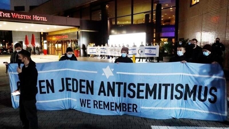 Nach Antisemitismus-Vorwürfen versammelten sich Menschen vor dem "Westin Hotel" Leipzig, um Solidarität mit dem Musiker Gil Ofarim und Juden in Deutschland zu zeigen.
