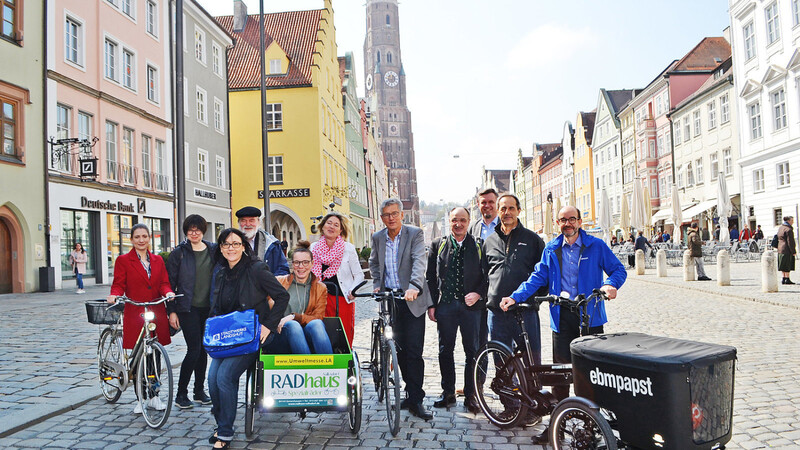 Initiatoren, Sponsoren und Organisatoren präsentieren sich bei der Programmvorstellung der Fahrrad-Aktionstage vor dem Rathaus in der Altstadt.  Foto: rn