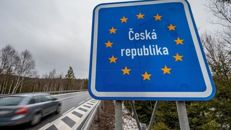 Ein Auto fährt an der deutsch-tschechischen Grenze nach Tschechien.