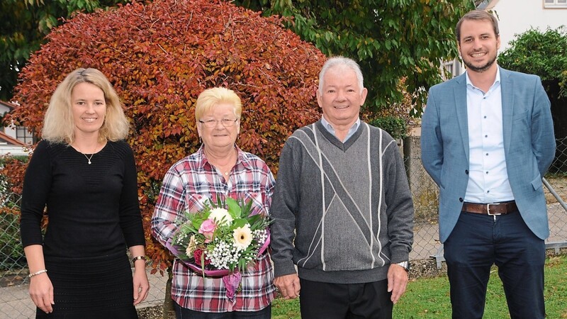 Bürgermeister Matthias Kohlmayer (rechts) und Tochter Karin Grabmeier (links) gratulieren Helga und Franz Holzmeier zur Goldenen Hochzeit.
