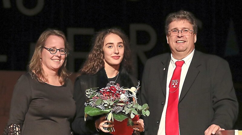 Die 17-jährige Degenfechterin Sara Barabas erhielt den Jugendehrenpreis der Turngemeinde von TGL-Vorsitzenden Harald Kienlein und Geschäftsführerin Ulrike Aigner.