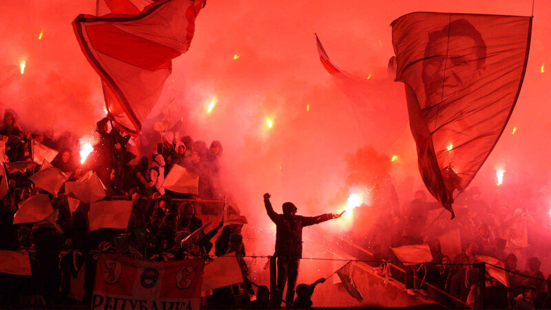 Die Fans von Roter Stern Belgrad sind bekannt dafür, immer wieder Pyrotechnik zu zünden. (Archivbild)