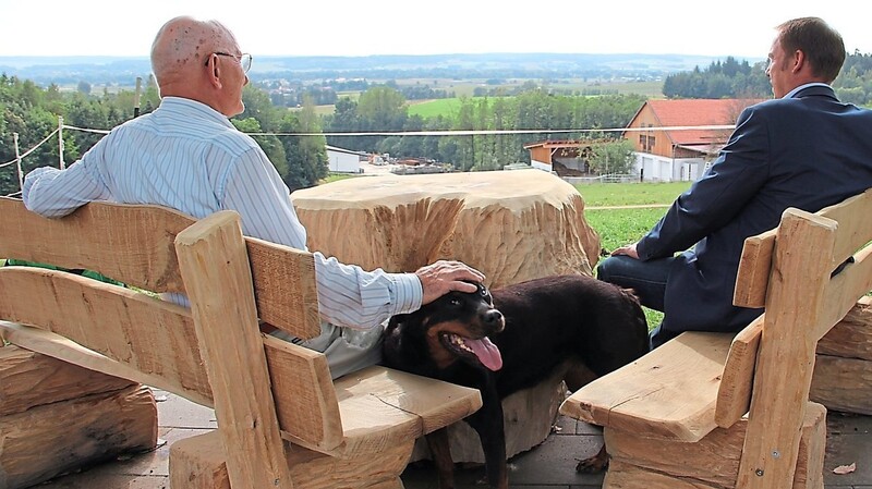 Bürgermeister Siegfried Lobmeier (r.) und Dr. Karl-Heinz Lindenlaub nehmen Platz im Landschaftskino und genießen den "Vilstalblick".