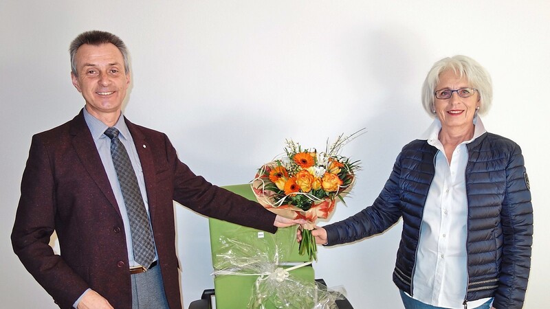 Mit einem Blumenstrauß und ihrem bewährten Bürostuhl als Erinnerungsgeschenk wurde Annemarie Ederer von Bürgermeister Hans Biederer verabschiedet.
