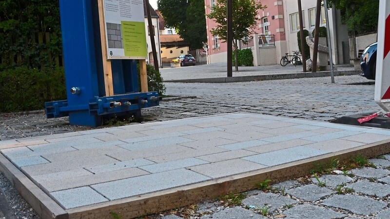 Auf etwa vier Quadratmeter neben dem Maibaum zwischen Marktplatz und Kooperator-Schmid-Straße können die Bürger einen Tritttest auf dem Pflasterbelag vornehmen. Informationen stehen auf einem Plakat.