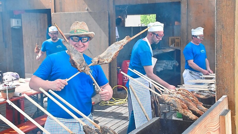 Die Fischbrater verwandelten Tonnen von Forellen, Zander und Makrelen in die begehrteste Speise auf dem Fischerfest.