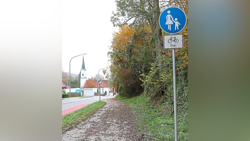 Am Ortseingang, wo der gemeinsame Geh- und Radweg mündet, hat der Radfahrer die Wahl: Er kann langsam auf dem Gehweg - auf dem Radler erlaubt sind - weiterfahren oder auf die Straße wechseln. Dort wurde ein kurzer Schutzstreifen markiert (links im Bild).