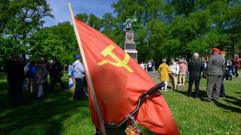 Die Flagge der ehemaligen Sowjetunion weht bei einer Gedenkveranstaltung zum Tag der Befreiung am Denkmal der Roten Armee im Wind.