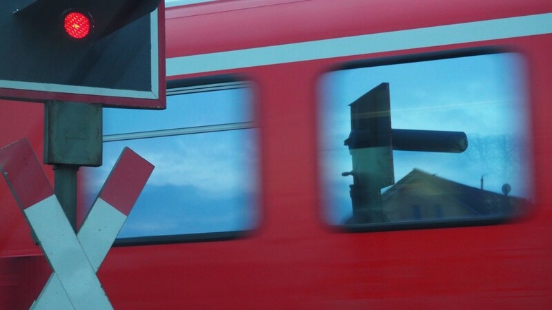 Auf einem Bahnübergang bei Rottalmünster wurde ein Postauto von einem Zug erfasst worden. (Symbolbild)