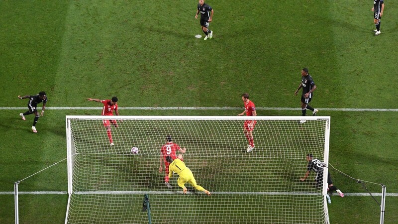 Bei Bayerns 2:0 muss Serge Gnabry (2. v. l.) nur noch den Ball über die Linie drücken.