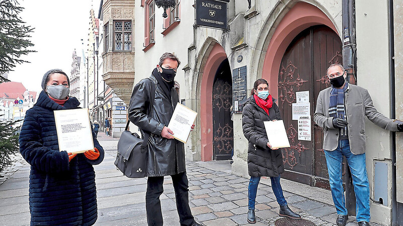 Vier Umschläge mit mehr als 1400 Unterschriften reichten die Initiatoren (von rechts) Thomas Heinhold, Rosi Marx, Götz von Bechtolsheim und Sabine Schaub am Dienstag bei der Stadt ein.