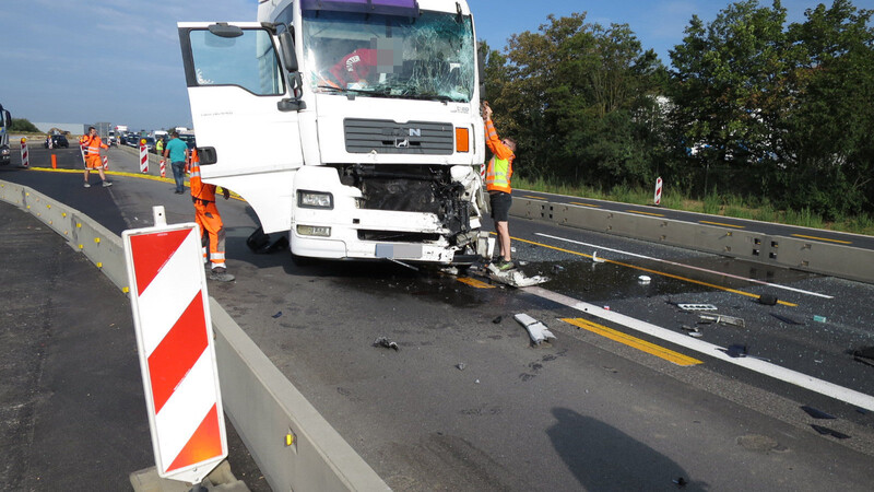 Auf der A3 bei Rosenhof sind am Montagmorgen zwei Lastwagen zusammengestoßen.