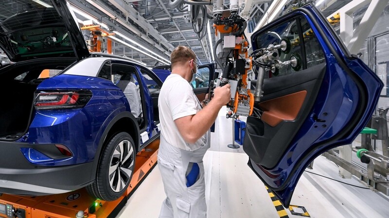 410 Millionen Euro bekommt die Autobranche für neue Betriebssysteme und Entwicklung autonomer Funktionen.