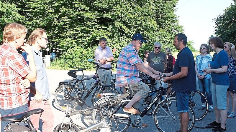 Bei der Auftaktveranstaltung der Aktion Stadtradeln informierte Felix Zimmermann (rechts) über die ergonomische Einstellung von Fahrrädern.