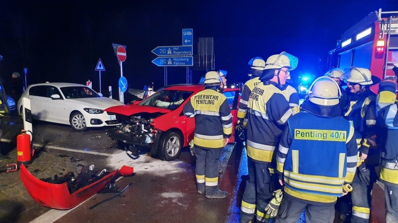 Schwerer Unfall am Sonntagabend im Bereich der Autobahnauffahrt zur A93 bei Pentling.