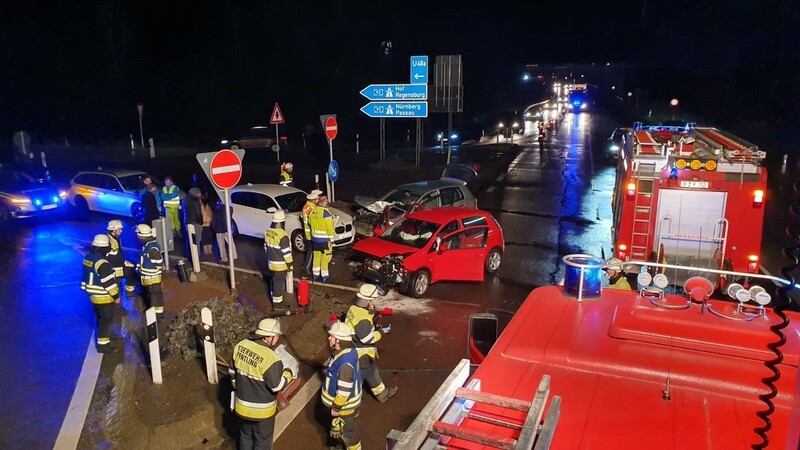 Schwerer Unfall am Sonntagabend im Bereich der Autobahnauffahrt zur A93 bei Pentling.