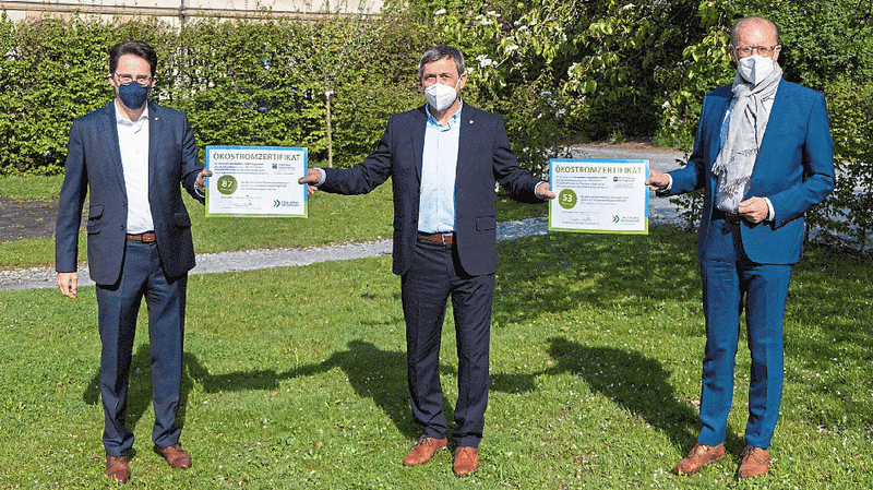Oberbürgermeister Dr. Christian Moser (l.), Vorsitzender des Aufsichtsrates, überreichte gemeinsam mit Christian Kutschker (r.), Geschäftsführer der Stadtwerke Deggendorf GmbH, die beiden Ökostromzertifikate an Reiner Winter-Häring, Geschäftsführer der Stadtbau GmbH und der Stadtparken GmbH.