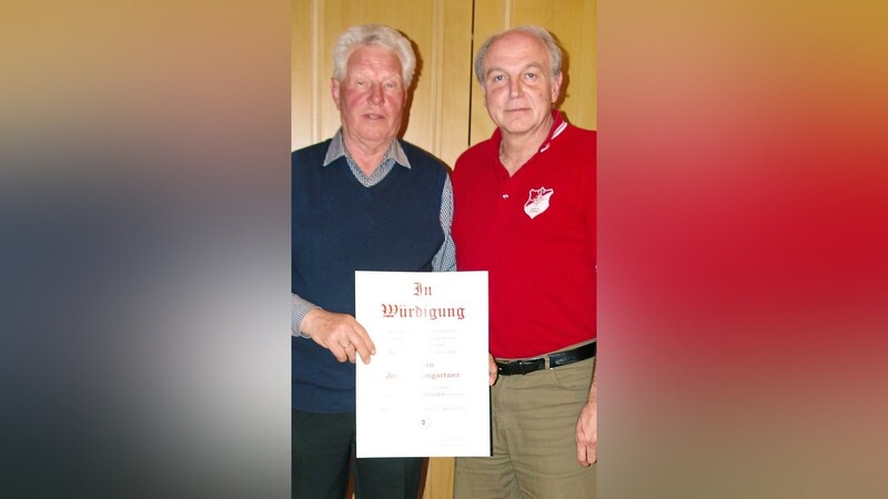 TSV-Vorsitzender Ekkehard Hollschwandner überreichte Sepp Baumgartner die Ernennungsurkunde zum Ehrenmitglied.