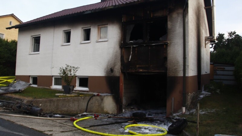 In Roßbach (Landkreis Rottal-Inn) kam es zu einem Brand an einer Garage und einem Wohnhaus.