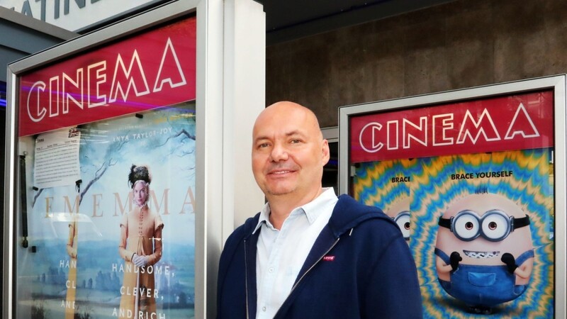Cinema-Betreiber Klaus Ungerer vor seinem Kino an der Nymphenburger Straße.