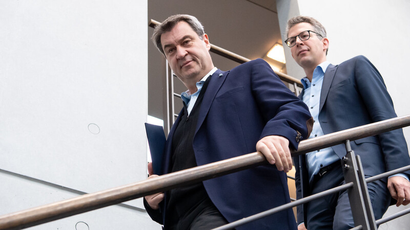 Generalsekretär Markus Blume (r.) und CSU-Chef Markus Söder setzen Stichwahlen in München und Nürnberg als Ziel für die CSU