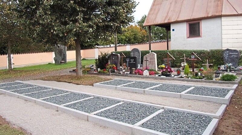Nachdem die beiden Urnengräber-Reihen im Pestfriedhof voll belegt sind, sind vom Bauhof zwei neue Reihen geschaffen worden.