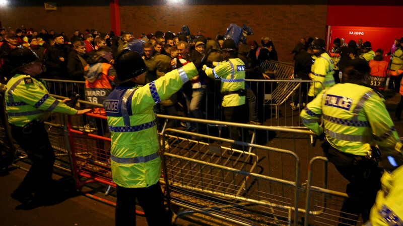 Polizei muss einschreiten: Bayern-Fans drängen ins Anfield Stadium in Liverpool.