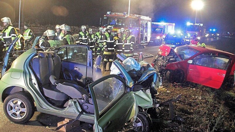 Den Rettungskräften bot sich während der Aufräumarbeiten rund um die zwei völlig zerstörten Fahrzeuge ein schreckliches Bild. Beim Raser-Unfall in Rosenheim sind im November 2016 zwei junge Frauen gestorben.
