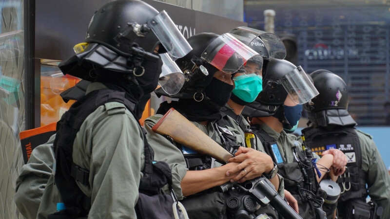 Hongkonger Polizisten stehen Wache.