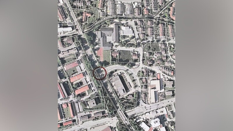 Der Kreis markiert den Ort, an dem ein Kreisverkehr an der Einmündung der Friedrich-Gauß-Straße zur Ruselstraße geplant ist.