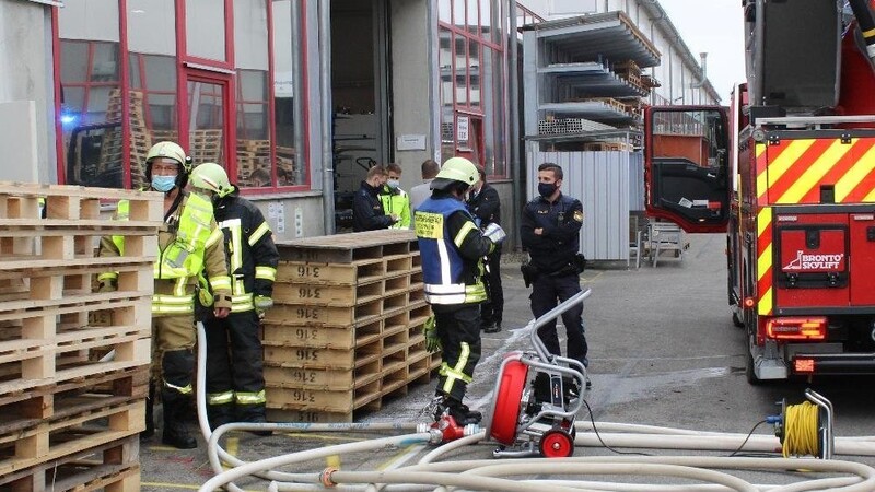 Feuerwehreinsatz in Arnstorf: Bei einer Firma brach am Donnerstagmittag ein Feuer aus.